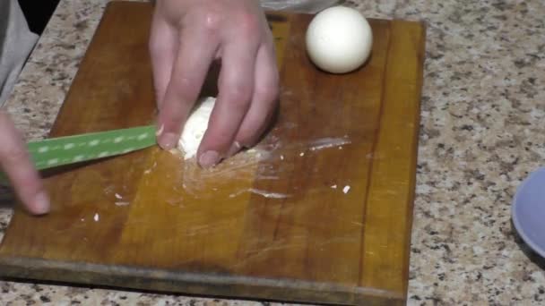 Eier für Salat aus nächster Nähe schneiden — Stockvideo
