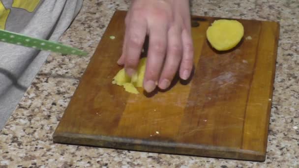 Dames handen gehakte gekookte aardappelen voor salade — Stockvideo