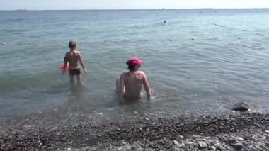 Aile rahatlatıcı deniz kumsalda sıcak güneşli bir günde