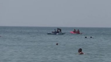 İnsanlar yüzen katamaran, denizde Denizde yüzme iyi kez üzerinde