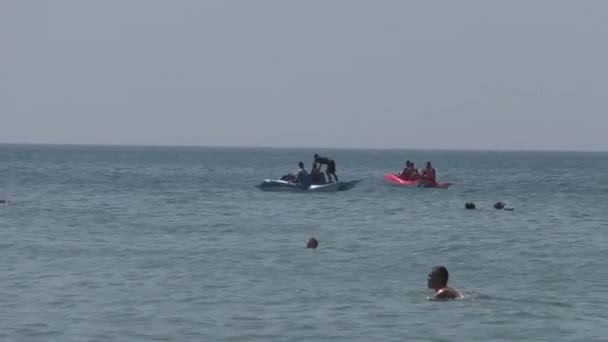 Mensen drijvende op Catamarans, hebben goede tijd op zee, zwemmen in zee — Stockvideo