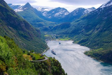 Norveç, Eagle 's Road' dan Geiranger köyü ve yolcu gemileri manzarası