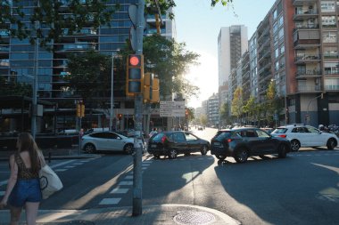 Detaylı taş işçiliği olan zarif tarihi binalar ve açık mavi gökyüzüne karşı güneş ışığıyla yıkanmış dekoratif bir kule. Düşük bir açıdan yakalanan bu resim klasik Avrupa mimarisini vurgular