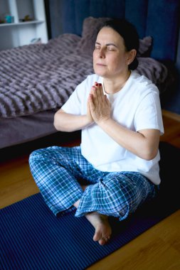     Son sınıf öğrencisi kadın evde somatik egzersizler, yoga yapıyor.                           