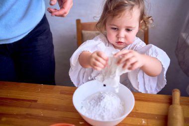           Annem ve huysuz bir çocuk mutfakta zencefilli kurabiye evi için krema pişiriyorlar.                     
