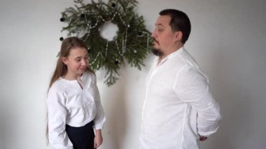 Bir baba genç kızına Noel kutlaması sırasında hediye çeki verir.