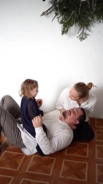 Bebekler Noel 'de babalarının ağzında şeker ararken aileleriyle oynarlar.