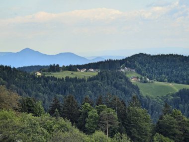 Yeşil Sloven dağ vadilerinin nefes kesici panoramik manzarası