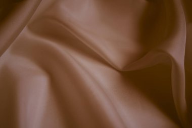 Yumuşak kıvrımlı zarif tozlu ipek kumaş.