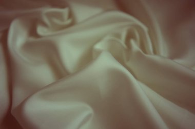Zarif fildişi beyaz ipek kumaş yumuşak dalgalar ve ince yeşil teneke