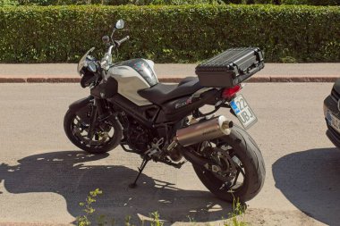 Kapyla, Helsinki, Finlandiya - 4 Temmuz. 2025: BMW F800R motosikleti sokağa park edildi.