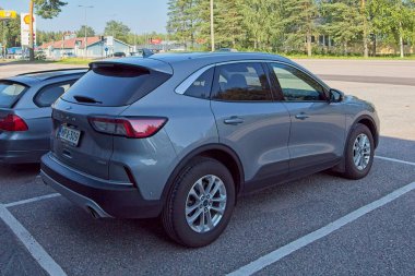 Porvoo, Finlandiya - 30 Temmuz. 2025: Ford Kuga III. 0 EcoBlue mHEV (2023) park etti.