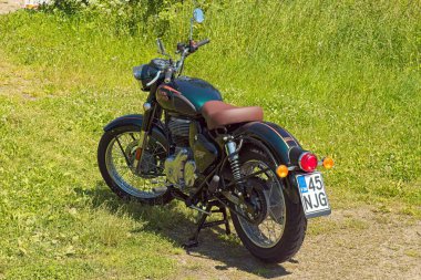 Kunnarla, Espoo, Finlandiya - 1 Temmuz. 2025: Royal Enfield Classic 350 motosikleti park etti.