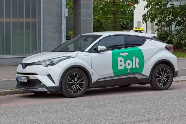 Herttoniemi, Helsinki, Finlandiya - 23 Haziran. 2025: Toyota C-HR 1.8 Hydrid (2018) bir şehir caddesine park etti.
