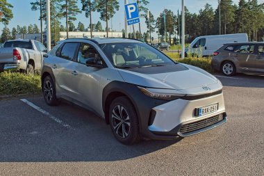 Horsback, Raasepori, Finlandiya - 2 Ağustos. 2025: Toyota BZ4X arabası park edildi.