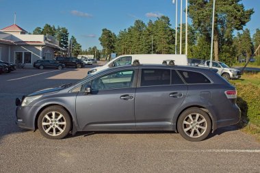 Horsback, Raasepori, Finlandiya - 2 Ağustos. 2025: Toyota Avensis StW 2.0 D-4D (2009) park.