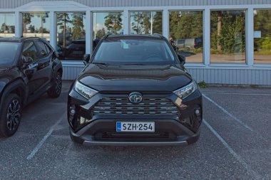 Horsback, Raasepori, Finlandiya - 2 Ağustos. 2025: Toyota RAV 4 V 2.5 Hybrid (2025) park etti.