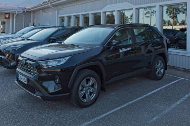 Horsback, Raasepori, Finlandiya - 2 Ağustos. 2025: Toyota RAV 4 V 2.5 Hybrid (2025) park etti.