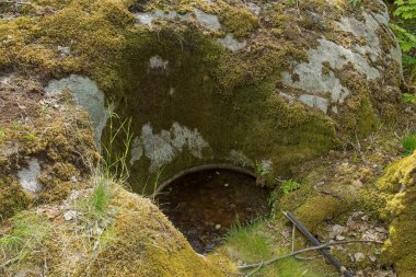 Silindirik Hankalahdentie devleri su ısıtıcısının kapanması, aynı zamanda dev kazan, moulin çukuru veya yaz aylarında buzul çukuru olarak da bilinir, Espoo, Finlandiya.