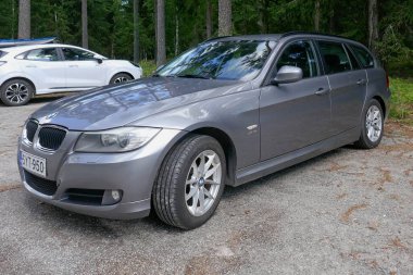 Lappohja, Hanko, Finlandiya - 2 Ağustos. 2025: BMW 3 Touring 320d xDrive (2011) park.