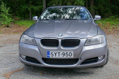 Lappohja, Hanko, Finlandiya - 2 Ağustos. 2025: BMW 3 Touring 320d xDrive (2011) park.