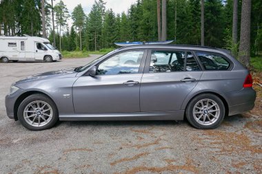 Lappohja, Hanko, Finlandiya - 2 Ağustos. 2025: BMW 3 Touring 320d xDrive (2011) park.