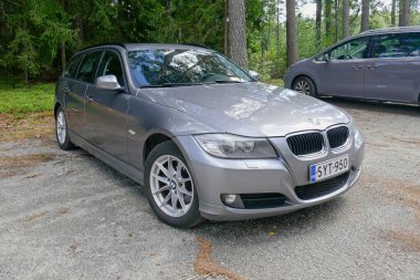 Lappohja, Hanko, Finlandiya - 2 Ağustos. 2025: BMW 3 Touring 320d xDrive (2011) park.