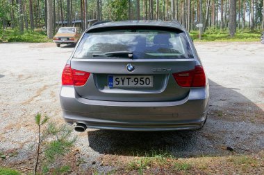 Lappohja, Hanko, Finlandiya - 2 Ağustos. 2025: BMW 3 Touring 320d xDrive (2011) park.