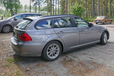 Lappohja, Hanko, Finlandiya - 2 Ağustos. 2025: BMW 3 Touring 320d xDrive (2011) park.