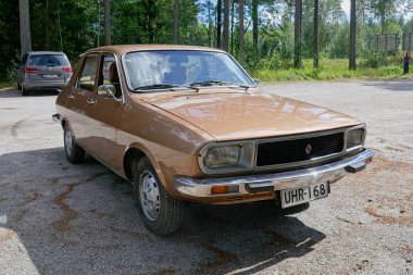 Lappohja, Hanko, Finlandiya - 2 Ağustos. 2025: Renault 12 TL park etti.