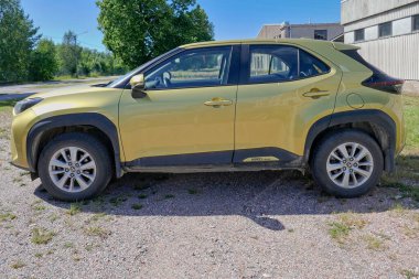 Hanko, Finlandiya - 2 Ağustos. 2025: Toyota Yaris Cross 1,5 Hydrid (2022) park etti.