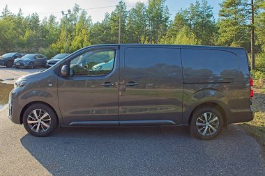 Horsback, Raasepori, Finlandiya - 2 Ağustos. 2025: Toyota Proace 2.0 D4d FHV (2022) park etti.