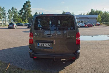 Horsback, Raasepori, Finlandiya - 2 Ağustos. 2025: Toyota Proace 2.0 D4d FHV (2022) park etti.