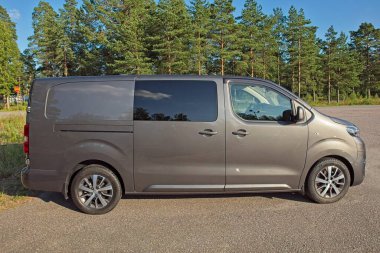 Horsback, Raasepori, Finlandiya - 2 Ağustos. 2025: Toyota Proace 2.0 D4d FHV (2022) park etti.