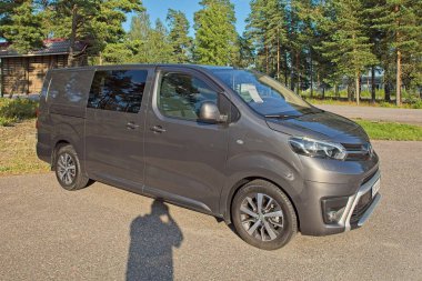 Horsback, Raasepori, Finlandiya - 2 Ağustos. 2025: Toyota Proace 2.0 D4d FHV (2022) park etti.
