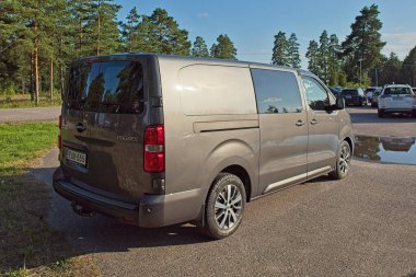 Horsback, Raasepori, Finlandiya - 2 Ağustos. 2025: Toyota Proace 2.0 D4d FHV (2022) park etti.