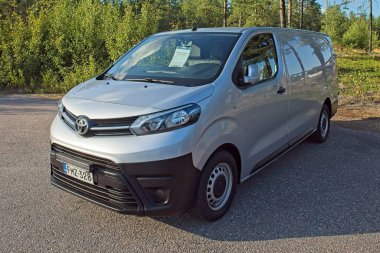 Horsback, Raasepori, Finlandiya - 2 Ağustos. 2025: Toyota Proace 2.0 D4d (2018) park etti.