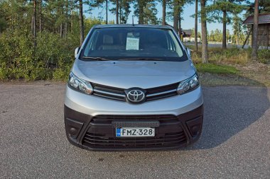Horsback, Raasepori, Finlandiya - 2 Ağustos. 2025: Toyota Proace 2.0 D4d (2018) park etti.