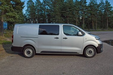 Horsback, Raasepori, Finlandiya - 2 Ağustos. 2025: Toyota Proace 2.0 D4d (2018) park etti.