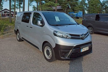 Horsback, Raasepori, Finlandiya - 2 Ağustos. 2025: Toyota Proace 2.0 D4d (2018) park etti.
