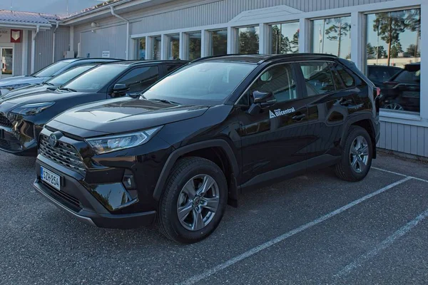 Horsback, Raasepori, Finlandiya - 2 Ağustos. 2025: Toyota RAV 4 V 2.5 Hybrid (2025) park etti.