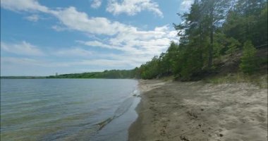 Lappohjanranta yazın yüzmek ve güneşlenmek için harika bir kumsaldır. Gökyüzünde bulutlar, Hanko, Finlandiya..