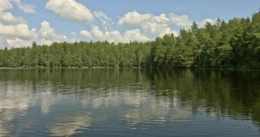 Yazın gökyüzünde bulutlarla Stortrask Gölü manzarası, Sipoonkorpi Ulusal Parkı, Finlandiya.