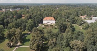 Yazın Traskanda Malikânesi ve Aurora Parkı 'nın havadan görünüşü, Espoo, Finlandiya.