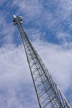 Bulutlu yaz havasında yüksek haberleşme kulesi, Espoo, Finlandiya.