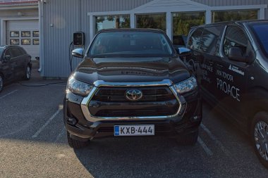 Yerin üstünde, bulutlu yaz mevsiminde, Espoo, Finlandiya 'da, yeraltı atık su borularından oluşan plastik borular soluyan foseptik tanklar..