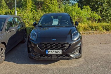 Yerin üstünde, bulutlu yaz mevsiminde, Espoo, Finlandiya 'da, yeraltı atık su borularından oluşan plastik borular soluyan foseptik tanklar..