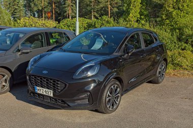 Yerin üstünde, bulutlu yaz mevsiminde, Espoo, Finlandiya 'da, yeraltı atık su borularından oluşan plastik borular soluyan foseptik tanklar..