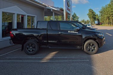 Yerin üstünde, bulutlu yaz mevsiminde, Espoo, Finlandiya 'da, yeraltı atık su borularından oluşan plastik borular soluyan foseptik tanklar..