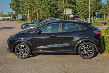 Yerin üstünde, bulutlu yaz mevsiminde, Espoo, Finlandiya 'da, yeraltı atık su borularından oluşan plastik borular soluyan foseptik tanklar..